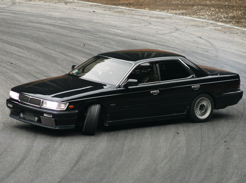 Nissan Laurel C33 на автомобильной площадке